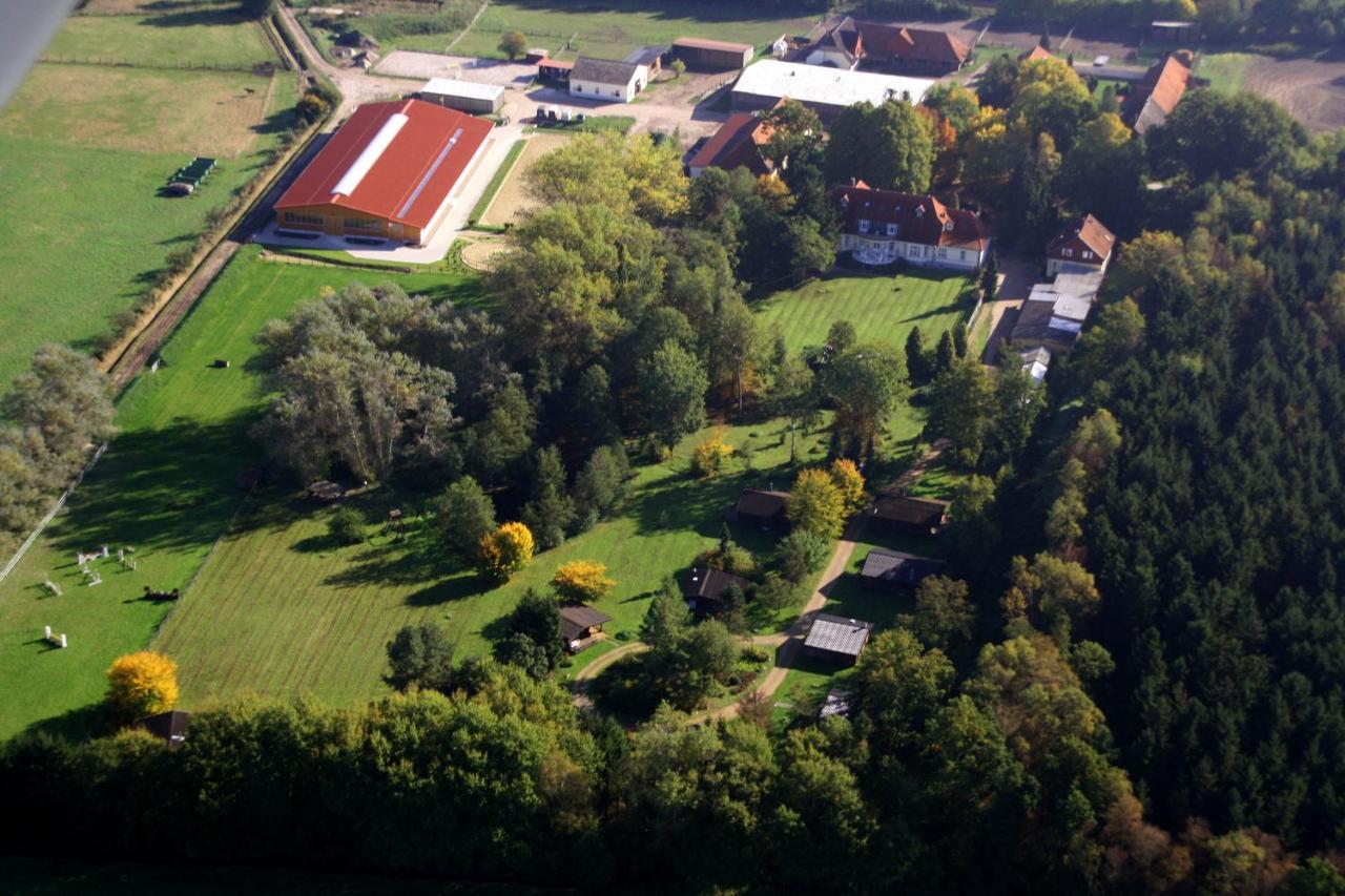Heidegut Eschede Reitsportanlage Und Feriendorf Buitenkant foto